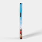 車の近くのベージュのコンクリート建築 iPhoneケース (右側面)
