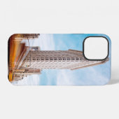 車の近くのベージュのコンクリート建築 iPhoneケース (裏面横)
