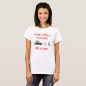 車はゾンビを引き付けます Tシャツ (正面フル)