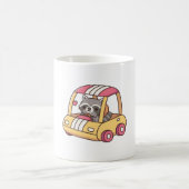 車を運転するかわいいアライグマ コーヒーマグカップ (中央)