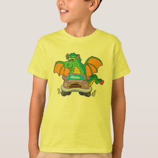 車を運転するドラゴン! Tシャツ