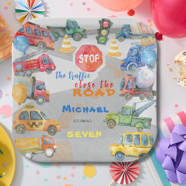 車ストップ車の男の子の誕生日を閉じるトラフィック ペーパープレート