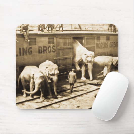 車両から荷を下しているヴィンテージのサーカス象 マウスパッド (マウス)