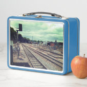 車庫の列車 メタルランチボックス (インサイチュ)