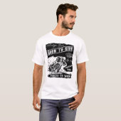 車生まれに乗せられて仕事を余儀なくされる Tシャツ (正面フル)