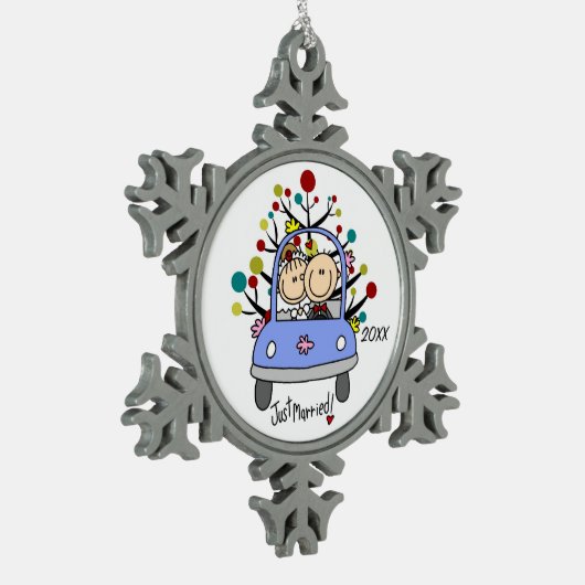車結婚のカップルのクリスマススノーフレークオーナメント スノーフレークピューターオーナメント (左)