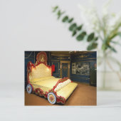 車輪と孔雀が付いたタフテッドソリのベッド ポストカード (スタンド正面)