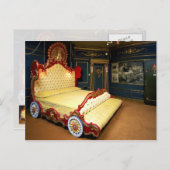 車輪と孔雀が付いたタフテッドソリのベッド ポストカード (正面/裏面)