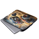 車輪のカオス：モンスタートラックのスマッシュダービー ラップトップスリーブ (正面下部)