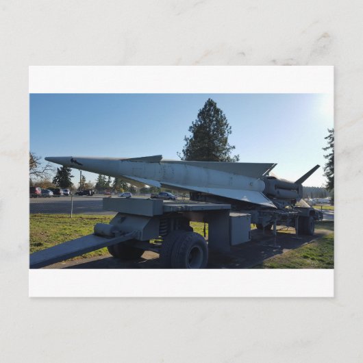車輪付きトレーラーに搭載された軍用ミサイルランチャー ポストカード (正面)