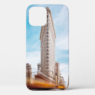 車近くのベージュ建物 iPhone 12ケース