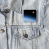 軌道から見た凸月 宇宙の写真 缶バッジ (インサイチュ)