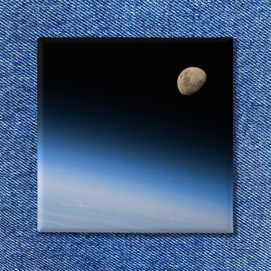 軌道から見た凸月 宇宙の写真 缶バッジ