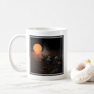 軌道星にあるトラピスト–1の7つののまわりに惑星。 コーヒーマグカップ