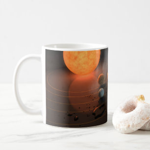 軌道星にあるトラピスト–1の7つののまわりに惑星。 コーヒーマグカップ