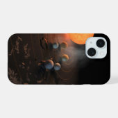 軌道星にあるトラピスト–1の7つののまわりに惑星。 iPhone 15ケース (裏面横)