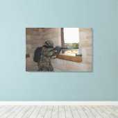 軍人が反対勢力の役を勤める キャンバスプリント (インサイチュ (ウッドフロア))