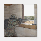 軍人が反対勢力の役を勤める マグネット (正面)