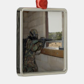 軍人が反対勢力の役を勤める メタルオーナメント (右)