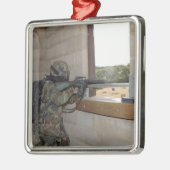 軍人が反対勢力の役を勤める メタルオーナメント (左)