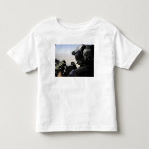 軍人が警備をする トドラーTシャツ