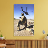 軍人がHH-60のセキュリティを行う キャンバスプリント (インサイチュ (リビング))