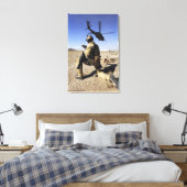 軍人がHH-60のセキュリティを行う キャンバスプリント (インサイチュ (寝室))