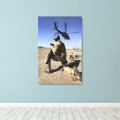 軍人がHH-60のセキュリティを行う キャンバスプリント (インサイチュ (ウッドフロア))