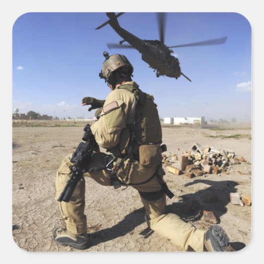 軍人がHH-60のセキュリティを行う スクエアシール (正面)