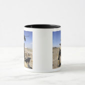 軍人がHH-60のセキュリティを行う マグカップ (中央)