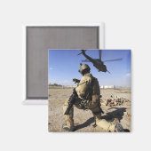 軍人がHH-60のセキュリティを行う マグネット (正面/裏面)