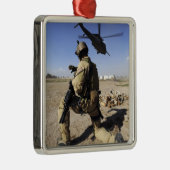 軍人がHH-60のセキュリティを行う メタルオーナメント (右)