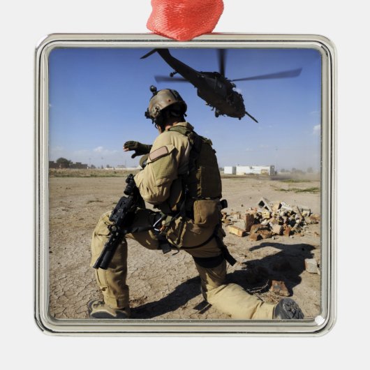 軍人がHH-60のセキュリティを行う メタルオーナメント (正面)