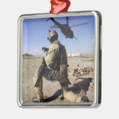 軍人がHH-60のセキュリティを行う メタルオーナメント (左)