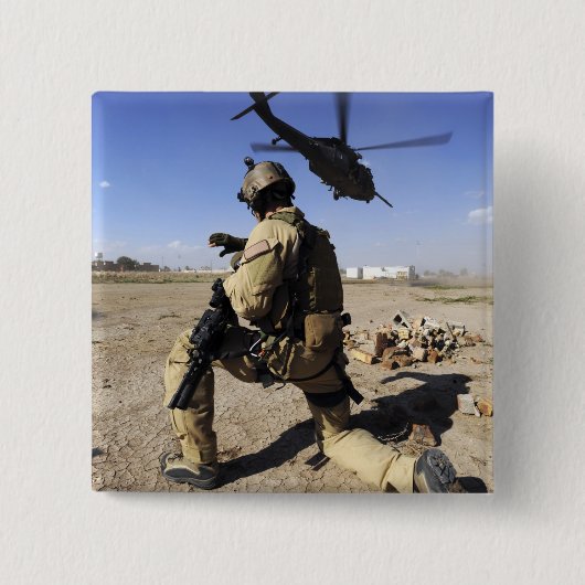 軍人がHH-60のセキュリティを行う 缶バッジ (正面)