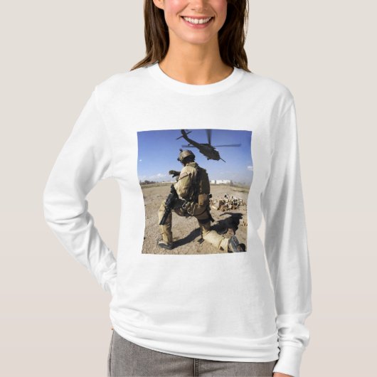 軍人がHH-60のセキュリティを行う Tシャツ (正面)