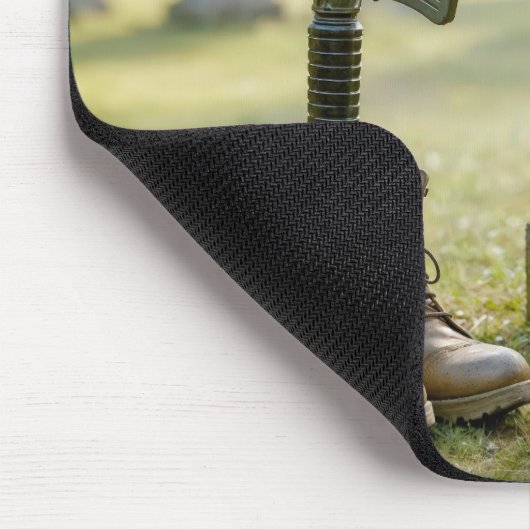 軍人の墓を守るドイツの羊飼い マウスパッド (コーナー)