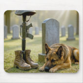 軍人の墓を守るドイツの羊飼い マウスパッド (正面)