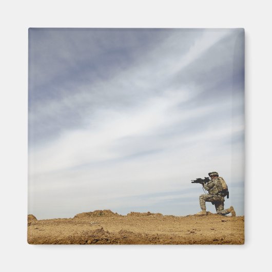 軍曹が警備を行う マグネット (正面)