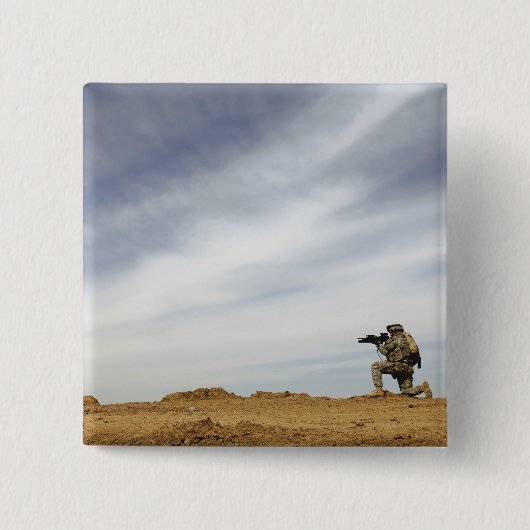 軍曹が警備を行う 缶バッジ (正面)