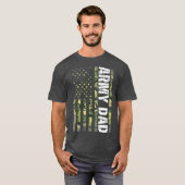 軍誇りを持ったパパ統一された州米国国旗の贈り物 Tシャツ (正面フル)