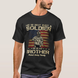 軍誇りを持った家彼は軍人ではない Tシャツ