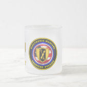 軍誇りを持った退役軍人電子戦 フロストグラスマグカップ (中央)