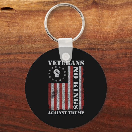 軍退役者らがアメリカ国旗を掲げて抗議 ノーキングスアメリカ キーホルダー (正面)