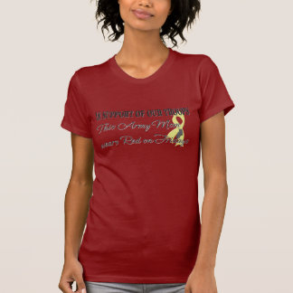 軍隊のお母さんの赤金曜日 Tシャツ