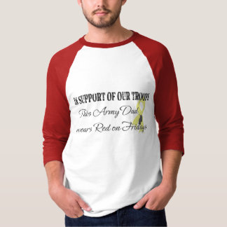 軍隊のパパの赤金曜日 Tシャツ