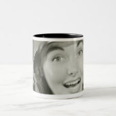 軍隊のヘルメットを身に着けている女性 ツートーンマグカップ (中央)