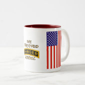 軍隊のレーンジャーの学校タブ-私達は生き延びました-勝利のマグ ツートーンマグカップ (正面右)