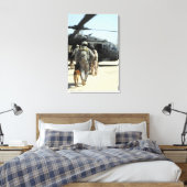 軍隊の作業犬のハンドラーがヘリコプターに乗る キャンバスプリント (インサイチュ (寝室))