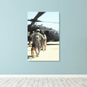 軍隊の作業犬のハンドラーがヘリコプターに乗る キャンバスプリント (インサイチュ (ウッドフロア))